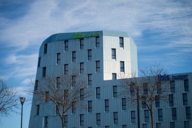 Mulhouse - Fransa - 20 Şubat 2020 - Tren istasyonu yakınlarındaki Ibis Otel cephesi 