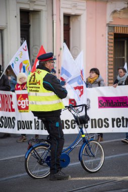Mulhouse - Fransa - 20 Şubat 2020 - Hükümetin emeklilik reformunu protesto eden sarı yelek ve bisikletli insanların portresi  