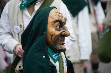 Neuenburg - Almanya - 23 Şubat 2020 - Caddede geçit yapan cadı karnaval maskeli insanların portresi