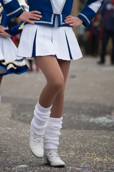 穿着性感啦啦队队长服装在街上游行的女孩的腿 — 图库照片
