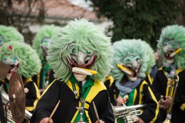 Neuenburg - Almanya - 23 Şubat 2020 - karnaval maskeli bir grup sokak ortasında geçit töreni yapıyor