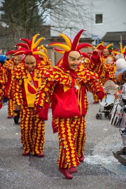 Neuenburg - Almanya - 23 Şubat 2020 - Karnaval maskeli bir grup insan sokakta geçit yapıyor
