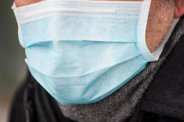 Zbliżenie Człowieka Maską Medyczną Celu Ochrony Przed Wirusem Korony Ulicy — Zdjęcie stockowe