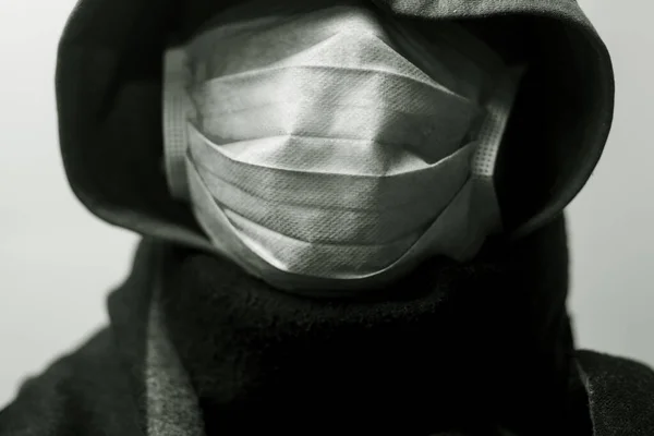 コロナウイルスから保護するために医療用マスクとスカーフを持つ男の閉鎖 — ストック写真