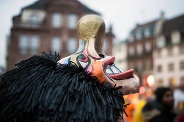 Mulhouse - Fransa - 28 Şubat 2020 - Maskeli insanların portresi sokakta geçit yapıyor 