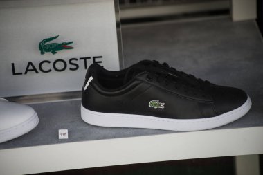 Mulhouse - Fransa - 1 Mart 2020 - Lacoste 'nin spor mağazasındaki siyah spor ayakkabıları mağazasına yakın çekim