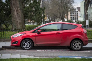 Mulhouse - Fransa - 1 Mart 2020 - Sokağa park edilmiş Red Ford Fiesta 'nın profil görüntüsü
