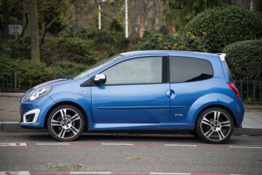 Mulhouse - Fransa - 1 Mart 2020 - Mavi Renault Twingo 'nun caddeye park edilmiş profili 