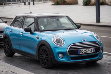 Mulhouse - Fransa - 1 Mart 2020 - Caddeye park etmiş mavi mini Cooper D 'nin ön görüntüsü