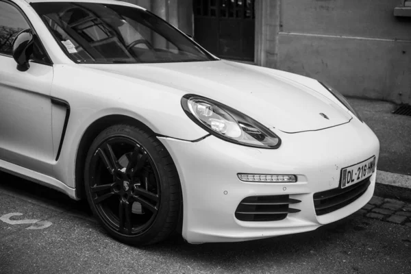 Mulhouse França Março 2020 Vista Frontal Porsche Branco Estacionado Rua — Fotografia de Stock
