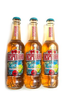 Mulhouse - Fransa - 2 Mart 2020 - Desperados bier limon şişelerine yakın plan beyaz arka plan, Desperados tekila ile ünlü Meksika bieri markası