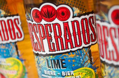 Mulhouse - Fransa - 2 Mart 2020 - Desperados bier limon şişelerine yakın plan beyaz arka plan, Desperados tekila ile ünlü Meksika bieri markası