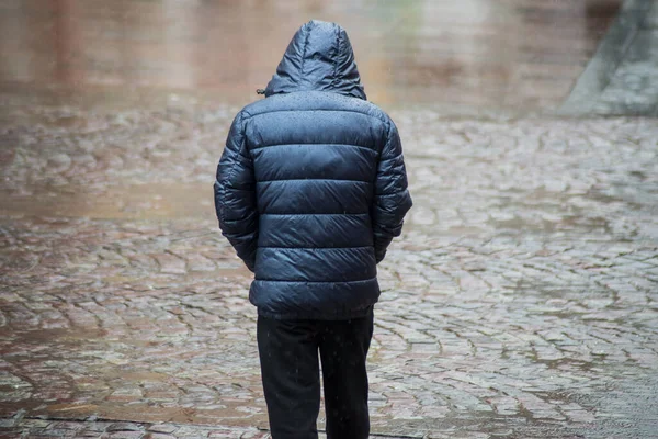 Portrett Kvinne Som Går Med Regnfrakk Gaten Regnværsdag – stockfoto