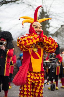 Neuenburg - Almanya - 23 Şubat 2020 - Karnaval maskeli bir grup insan sokakta geçit yapıyor