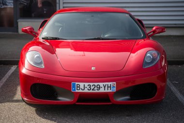 Mulhouse - Fransa - 8 Mars 2020 - Caddeye park edilmiş kırmızı ferrari F430 'un ön görüntüsü
