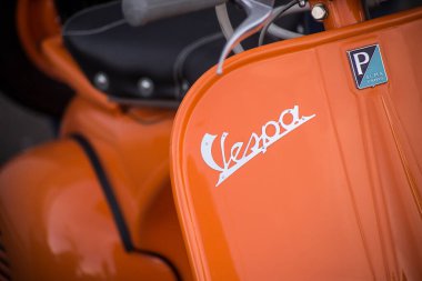Mulhouse - Fransa - 8 Mars 2020 - Sokağa park etmiş turuncu renkli Vespa yakın plan