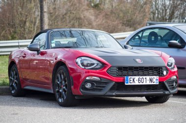 Mulhouse - Fransa - 8 Mart 2020 - Caddeye park etmiş kırmızı Abarth 124 örümceğinin ön görüntüsü