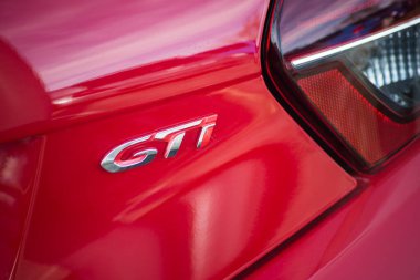 Mulhouse - Fransa - 8 Mart 2020 - Kırmızı Peugeot 208 Gti üzerinde Gti Kapanış tabelası