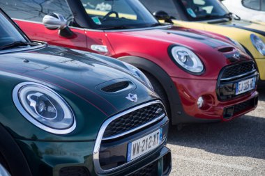 Mulhouse - Fransa - 8 Mart 2020 - Caddeye park edilmiş mini Cooper S hizasının ön görüntüsü