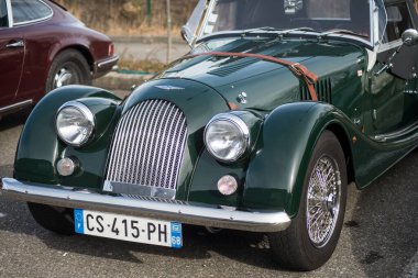 Mulhouse - Fransa - 8 Mart 2020 - Yeşil Morgan artı 8 'i sokağa park etmiş. 