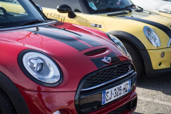 Mulhouse França Março 2020 Vista Frontal Mini Cooper Alinhamento Estacionado — Fotografia de Stock