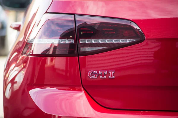 Mulhouse - Fransa - 8 Mart 2020 - Sokakta park halindeki kırmızı Volkswagen Golf Gti 'nin dikiz görüntüsü 