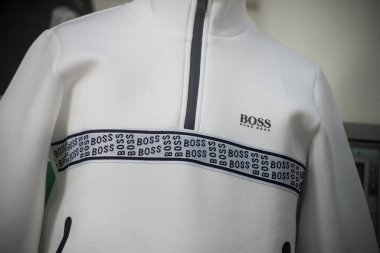 Mulhouse - Fransa - 8 Mart 2020 Hugo Boss 'un bir moda mağazasında sergilediği beyaz eşofman üstü.