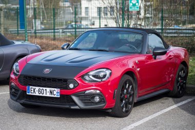 Mulhouse - Fransa - 8 Mart 2020 - Caddeye park etmiş kırmızı Abarth 124 örümceğinin ön görüntüsü