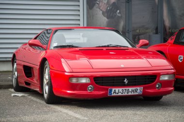 Mulhouse - Fransa - 8 Mars 2020 - Kırmızı Ferrari F355 Berlinetta 'nın caddeye park edilmiş ön görüntüsü