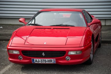 Mulhouse - Fransa - 8 Mars 2020 - Kırmızı Ferrari F355 Berlinetta 'nın caddeye park edilmiş ön görüntüsü