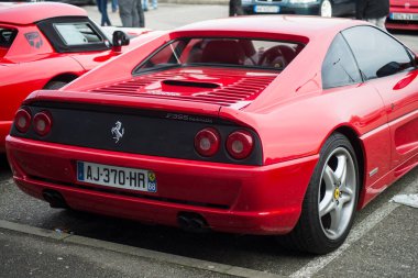 Mulhouse - Fransa - 8 Mars 2020 - Kırmızı Ferrari F355 Berlinetta 'nın arka görüntüsü