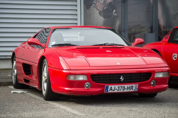 Mulhouse - Fransa - 8 Mars 2020 - Kırmızı Ferrari F355 Berlinetta 'nın caddeye park edilmiş ön görüntüsü