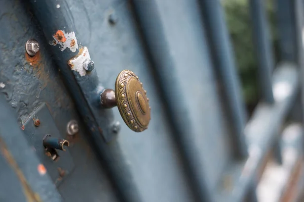 Närbild Vintage Handtag Metalliskt Rutnät Byggnadsfasaden Gatan — Stockfoto