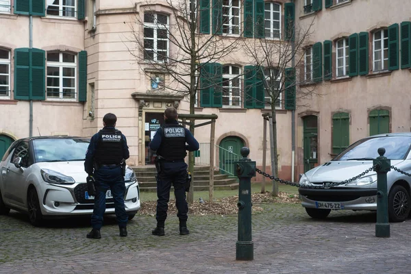 프랑스 2020 길에서 소몰이를 조종하는 경찰관의 뒷모습 을묘사 — 스톡 사진