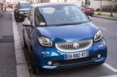 Mulhouse - Franciaország - 2020. március 18. - Az utcán parkoló kék intelligens autó elölnézete