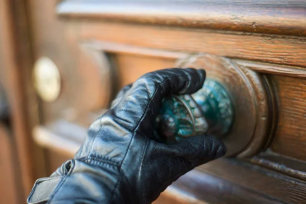 Nahaufnahme Der Hand Eines Mannes Der Eine Türklinke Mit Einem — Stockfoto