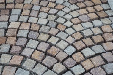 Geometrik kaldırım taşlarının caddedeki inşaat sahasına yakın.