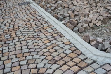Geometrik kaldırım taşlarının caddedeki inşaat sahasına yakın.