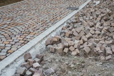 Geometrik kaldırım taşlarının caddedeki inşaat sahasına yakın.