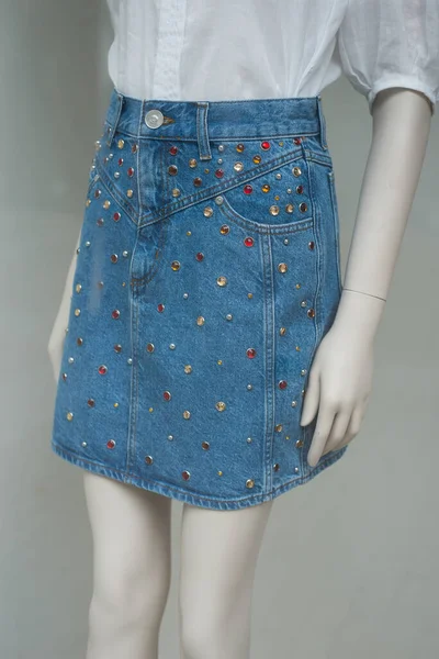 Nahaufnahme Von Blue Jeans Rock Auf Schaufensterpuppe Einem Modegeschäft Showroom — Stockfoto