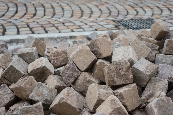通りの幾何学的石畳の建設現場の閉鎖 — ストック写真