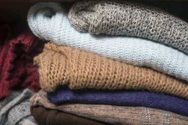 Evdeki yünlü kazağın yakın çekimi.