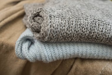 Evdeki yünlü kazağın yakın çekimi.