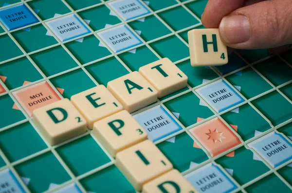 Mulhouse Frankrijk Maart 2020 Woordvorming Met Scrabble Game Letters Dood — Stockfoto