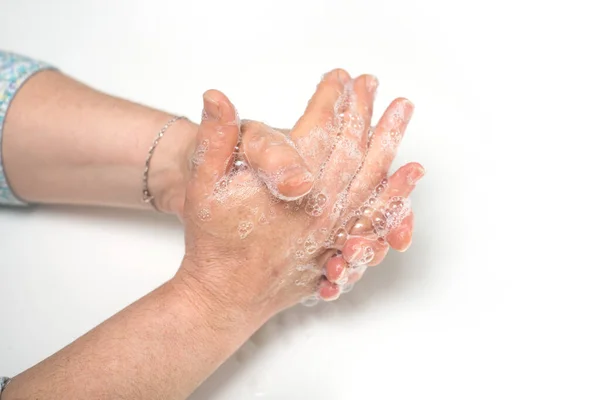 Coronavirus Karşı Korunmak Için Beyaz Arka Planda Ellerini Ovuşturan Kadınların — Stok fotoğraf