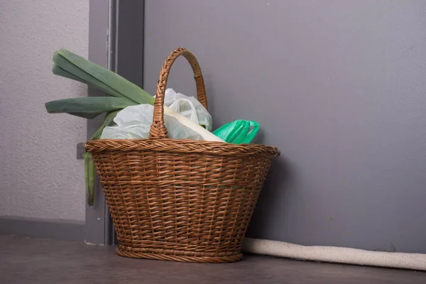 Winkelmandje Met Goederen Voedsel Opknoping Aan Voordeur Opgesloten Mensen Thuis Stockfoto