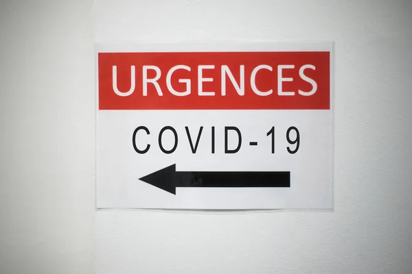 Zbliżenie Francuskiego Szpitala Nagłego Covid Znak Wejścia Tekstem Języku Francuskim — Zdjęcie stockowe
