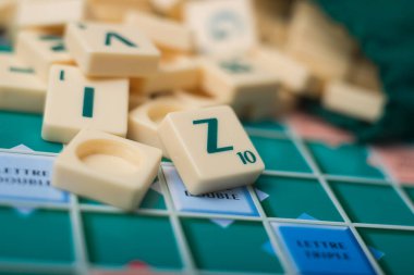 Mulhouse - Fransa - 1 Nisan 2020 - Scrabble oyununun plastik harflerinin kapanışı 