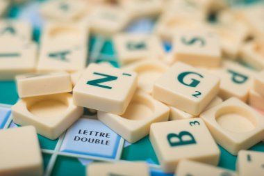 Mulhouse - Fransa - 1 Nisan 2020 - Tahta oyununda plastik harf yığınının kapanışı 