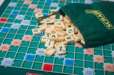 Mulhouse - Fransa - 1 Nisan 2020 - Scrabble oyununun plastik harflerinin kapanışı 